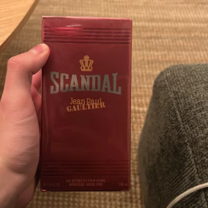 Scandal Pour Homme EdT 100ml - Scandal Pour Homme från Jean Paul Gaultier. Eau de toilette för honom, 100 ml. Ingredienser: alcohol denat., parfum (fragrance), aqua (water), limonene, linalool, butyl methoxydibenzoylmethane, citronellol, coumarin, ethylhexyl salicylate, citral, geraniol, märke: Jean Paul Gaultier. Tillverkad i Spanien.