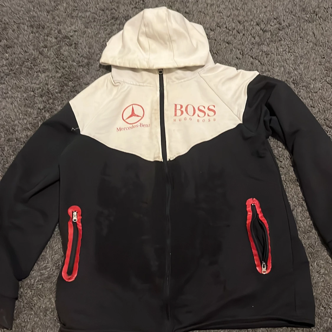 Svart och vit vindjacka Hugo Boss x Mercedes