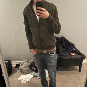  J.Lindeberg cardigan  - Snygg olivgrön cardigan från J.Lindeberg som är perfekt nu för kallare väder! Inga defekter! Om ni har frågor eller funderingar är det bara att höra av er 😁 