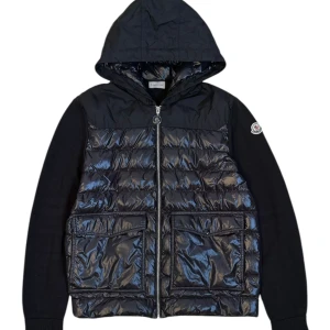 Moncler cardigan  - Moncler Cardigan tricot svart. Storlek L. Skick 9/10 precis som ny. Pris 4299kr finns att köpa på våran hemsida, Fashionels.com