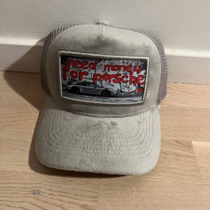 Need money for Porsche keps från Revenite - Hej! Säljer nu min gråa snygga Velvetkeps från Revenite! Kepsens motiv är en grå snygg Porsche med en snygg röd text med texten ”NEED MONEY FOR PORSHE”. Denna keps är väldigt speciell, de släppte endast 500st har jag för mig och det var många som ville ha den. Kepsen har nästan aldrig använts och är precis som ny! Nypris är 499kr! Ha en bra dag! MVH Hector