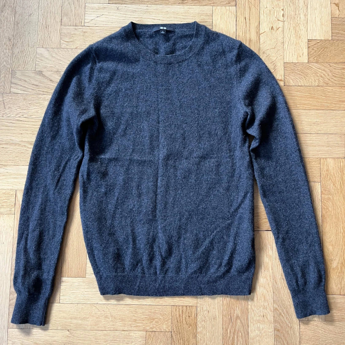 Mörkgrå kashmirtröja från Uniqlo