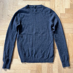 Mörkgrå kashmirtröja från Uniqlo - Säljer en stilren mörkgrå kashmirtröja från Uniqlo i storlek S (158-164). Tröjan har rund halsringning, långa ärmar och är supermjuk och skön. Perfekt för dig som gillar en klassisk look med lyxig känsla.