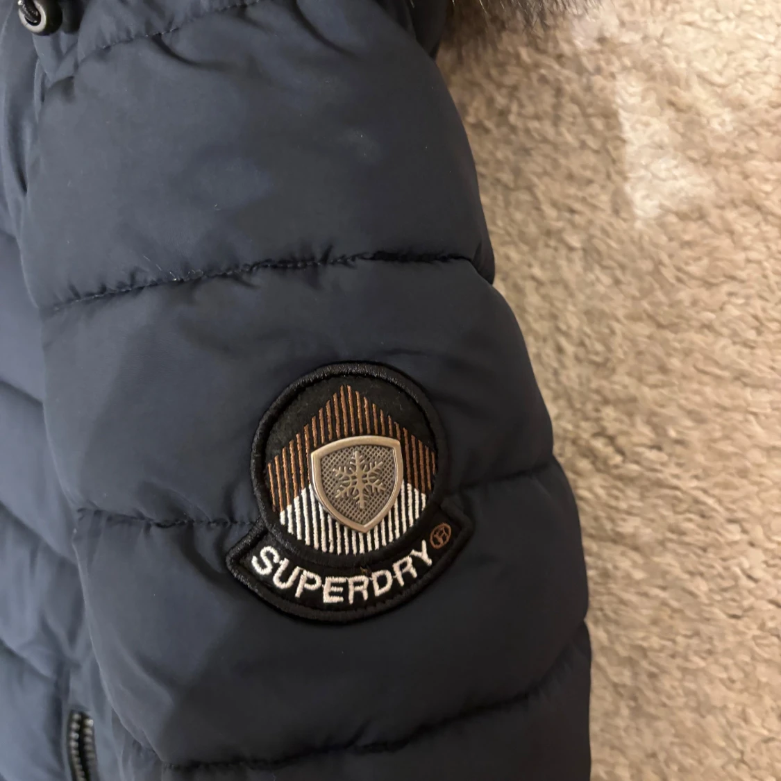 Mörkblå lång dunjacka Superdry - 1