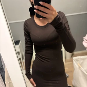 Brun klänning  - Säljer en brun klänning ifrån hm i storlek xs. Är endast provad två gånger och aldrig använd annars. Är kroppad och väldigt skön. 