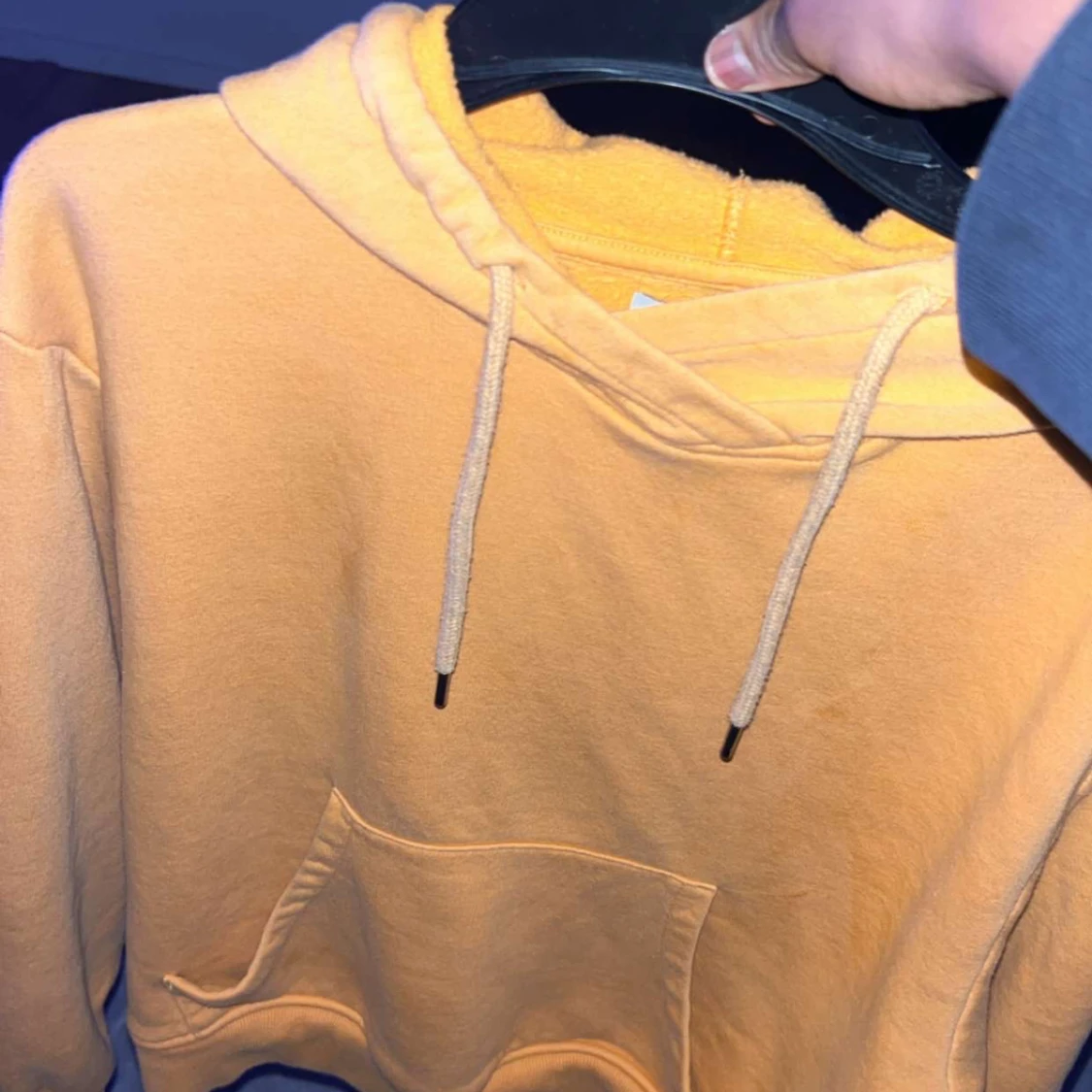 Gul hoodie med magficka och snörning