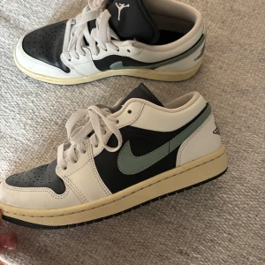 Låga Jordans - Låga jordans som är använda få gånger. Storlek 38,5🩵Köpta för 1400