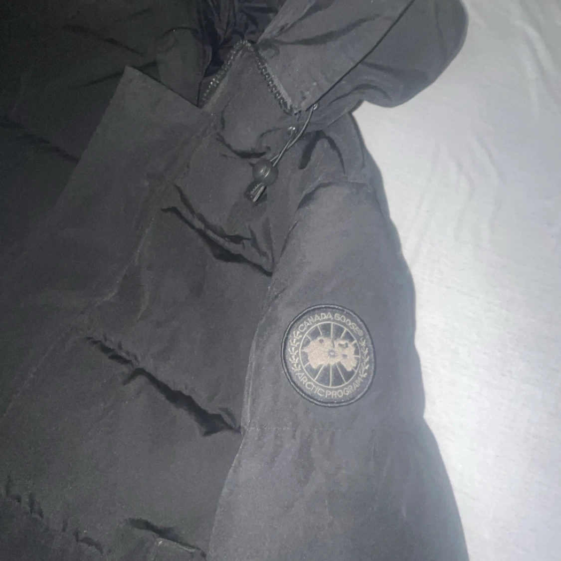 Svart pufferjacka från Canada Goose - 1