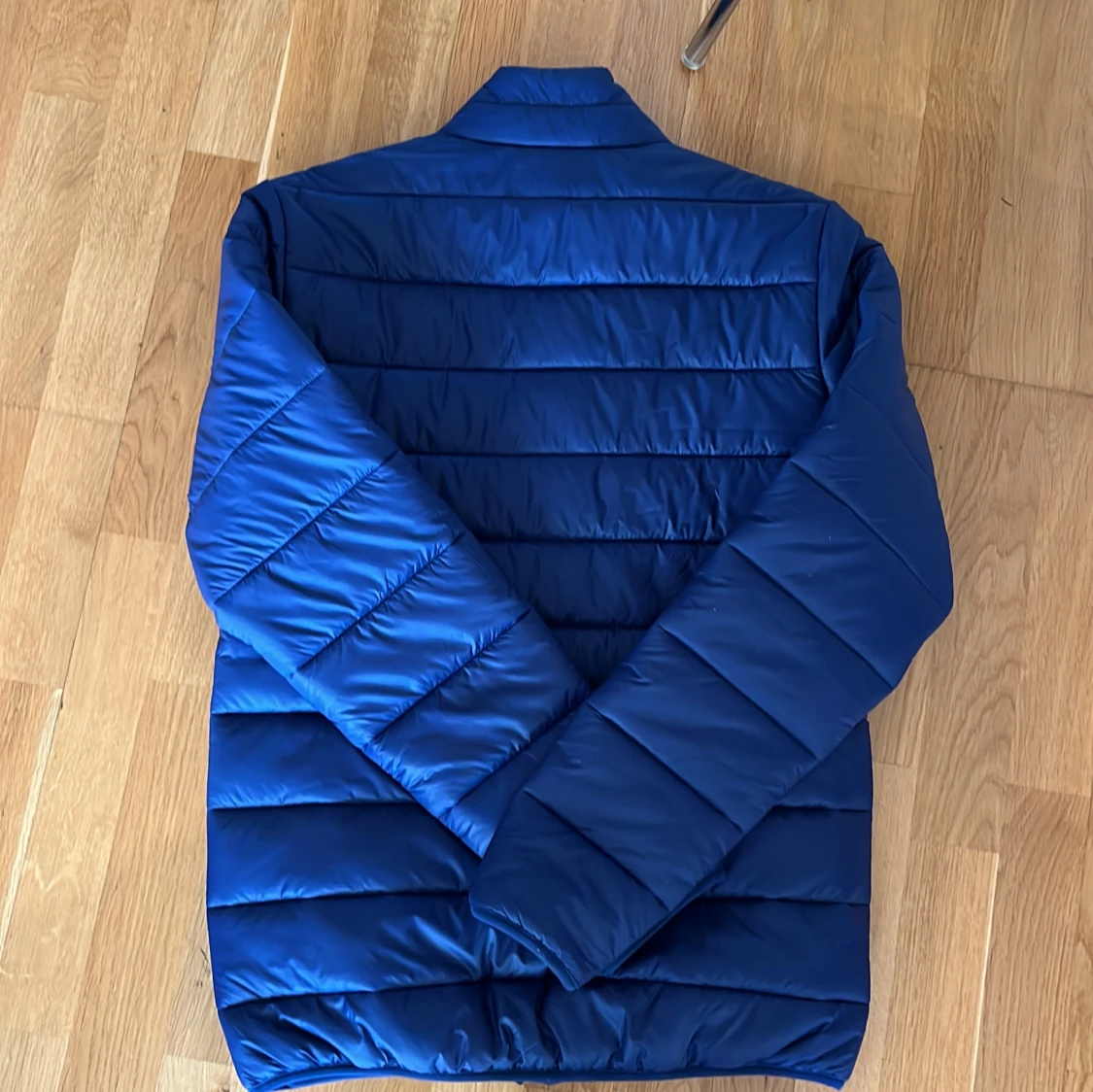 Blå pufferjacka från Adidas - 1