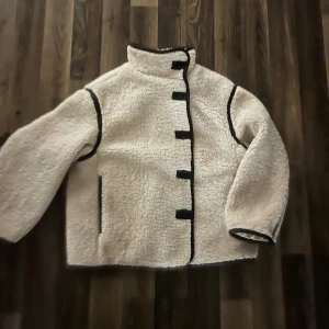 Pile Jacka - Supergosig jacka som tyvärr inte kommer till användning längre, säljer den endast vid ett bra bud så kom med prisförslag🥰