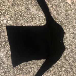 Svart långärmad tight topp  - Säljer denna långärmade svarta tröjan från Lager 157 då jag får lite användning av den, den är i bra skick och inte använd många gånger💛😊