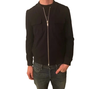 Zara mörkblå jacka S - Mörkblå jacka från Zara av riktigt bra kvalitet med två bröstfickor och en rejäl dragkedja framtill. Jackan har en klassisk rund krage och är långärmad. Perfekt jacka nu till hösten. Bara använd ett fåtal gånger. Längd: 64cm Bröstvidd: 49cm