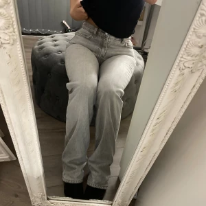 Grå raka jeans midwaist - Gråa från Gina midwaist