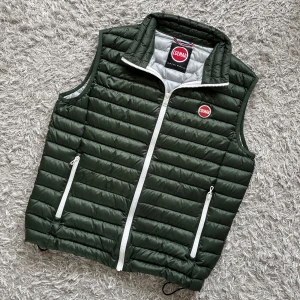 Colmar väst - Säljer denna riktigt snygga Colmar västen! | Utmärkt skick, brister inget! | Storlek 52 som motsvarar L, men sitter betydligt mindre benämner därför den som en S. | Ställ gärna frågor innan du köper! Lite små skadad så passformen är lite sämre men den är annars i bra skick!