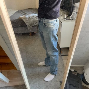 Replay jeans - Replay jeans i mycket bra storlek, de är Thad pass form och 158cm i storlek, jeansen passar bra på mig som är 173 (L96cm) (W37cm)