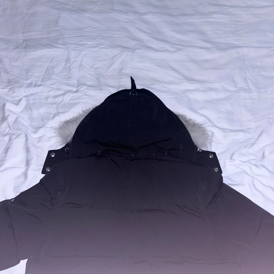 Svart Moose Knuckles dunjacka med pälskrage - 3