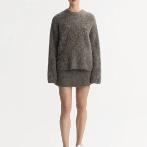 Alpacka tröja från Soft Goat strl XS - Fin oanvänd alpacka tröja från Soft goat i strl XS. Köptes för 2 995 kr. Säljer för 2 000 kr. Är i nyskick. Säljer då jag inte använder. Inga husdjur och rökfritt hem. Färgen är i ”Wood”. 