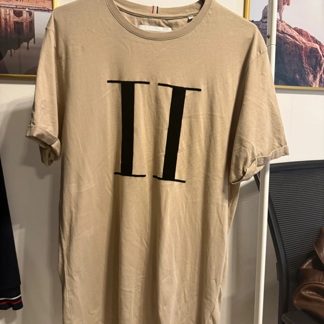 Beige t-shirt från Les Deux med tryck