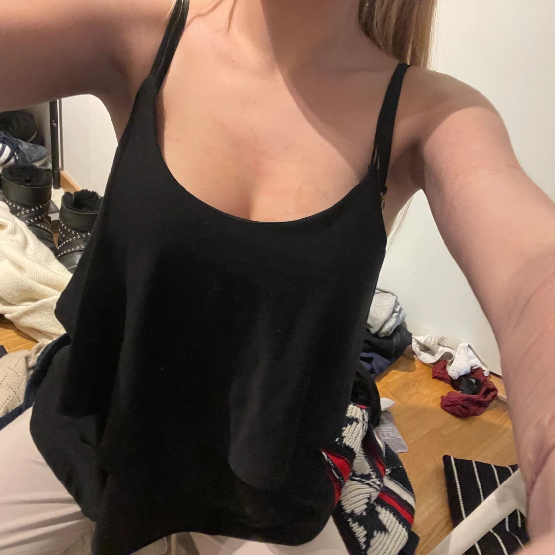 Svart linnetopp med smala axelband