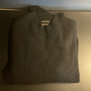 Cashmere tröja Massimo Dutti - Snygg Tröja i Cashmere och Ull ifrån Massimo Dutti i storlek MBra skick utan defekter och är riktigt skön att ha på sig, speciellt nu inför kallare dagar. Nypris runt 2000 kr, mitt pris enbart 499. Hör gärna av dig innan köp!