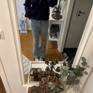 Ljusblå bootcut jeans - Säljer ett par ljusblå jeans från weekday med slitningar. W25 L34 (innerbenslängd 84cm) 