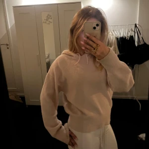 Rosa stickad tröja - En rosa hoodie från Gina tricot. Inga defekter mer än att den är nopprig. Pris kan diskuteras.