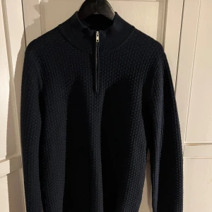 Mörkblå stickad tröja John Henric - Snygg blå John Henric zip tröja. Som ny, använd 1 gång. Storlek M.  Nypris, 899kr.  Säljes för 549kr  Kan hämtas i Göteborg eller skickas. Köparen står för frakten.