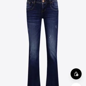 Blå bootcut jeans från LTB - Snygga blå bootcut jeans från LTB med slitna detaljer och klassisk femficksdesign. Jeansen har en normal passform och är tillverkade i stretchig denim för extra komfort. Perfekta till sneakers eller boots för en avslappnad look. Har inte används pågrund av fel storlek. Ny pris 915kr. Kontakta mig om ni vill ha fler bilder❤️❤️❤️