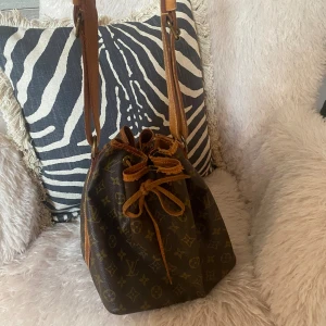 Louis Vuitton väska - Louis Vuitton väska som är köpt från vestier. Den är i relativt bra skick och rymmer mycket. Jättefin och passar till mycket.