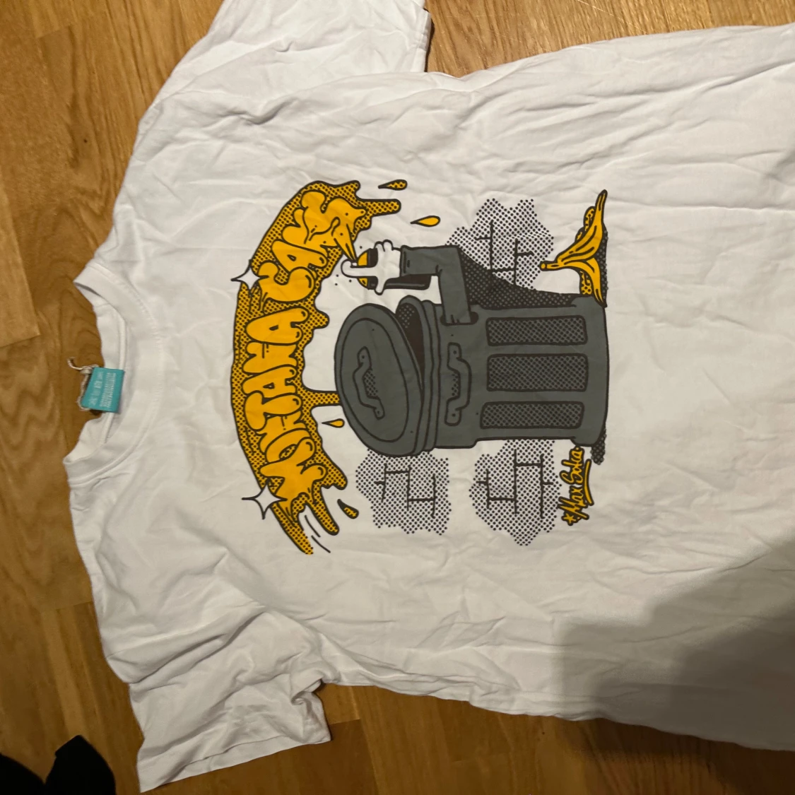 Vit t-shirt med trash can-grafik