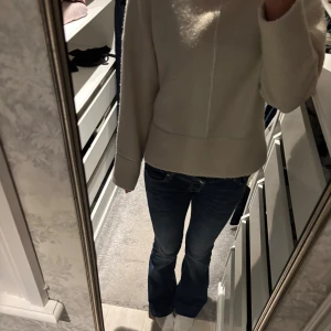 Beige stickad tröja från Zara - Mysig beige stickad tröja från Zara. Använd några gånger och lite nopprig men annars väldigt bra skick! Finns inte längre att köpa på hemsidan. Pris går att diskutera.