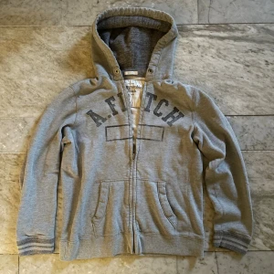 Abrecrombie & Fitch kofta - Vintage Abrecrombie and Fitch zip i bra skick! St S! Hör av dig vid ytterligare frågor! Mvh Henry! 