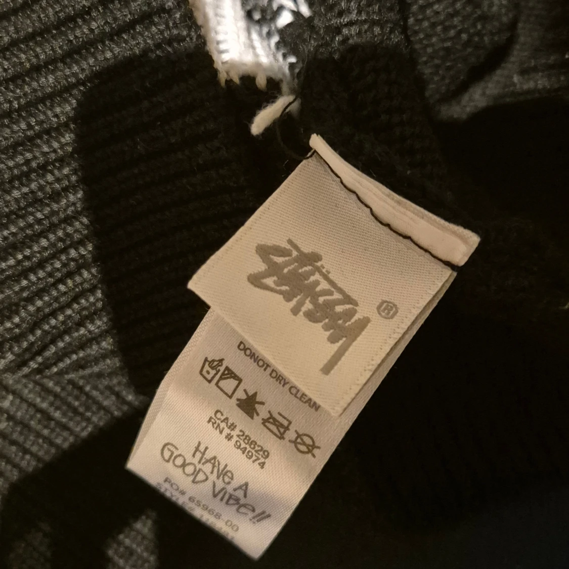 Svart och vit stickad Stüssy tröja - 2