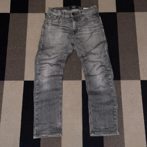 Replay jeans  - Fina replay jeans i super bra skick jag är 158 och dem passar lite för lite vid midjan men funkar fortfarande. Säljer då jag har skaffat nya gråa replay jeans skulle fortfarande använde dem annars så de passar dig runt 142 till 155 men lite tight ifall du är längre vid midjan 