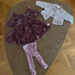 Finkläder Newbie storlek 56 - Superfin klänning från Newbie, använd bara en gång och är därför i princip i nyskick. ca 400kr nypris. Matchande strumpbyxor. En ljuslila glittrig kofta. Allt från Newbie i storlek 56. Fint skick.