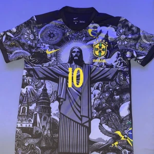 Nike Brasil Dri-Fit Neymar Jr. fotbollströja - Säljer en unik Brasilien fotbollströja från Nike med Dri-Fit-material. Tröjan är kortärmad och har ett svart och grått konstnärligt mönster med Kristusstatyn, gula detaljer och Brasil-logga på bröstet. Nummer 10 i gult framtill. Perfekt för dig som vill sticka ut på planen.