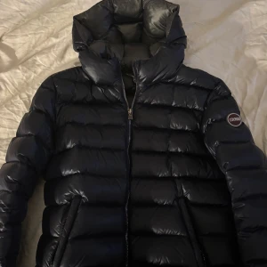 Mörkblå Colmar jacka - Colmar jacka i bra skick, funkar perfekt för minusgrader och kalla dagar och är väldigt bekväm. Dragkedjan funkar som den ska men själva saken man drar i har brutits på hälften för att den fastnade i något men det är absolut ingen som märks. Nypris 5000. Kom med prisförslag💓