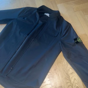 Stone island overshirt S - En fin overshirt i storlek S, köpt på nk och kvittot finns, den kommer med sin dustbag och tag. Skriv om du behöver mer bilder eller har någon fundering👌