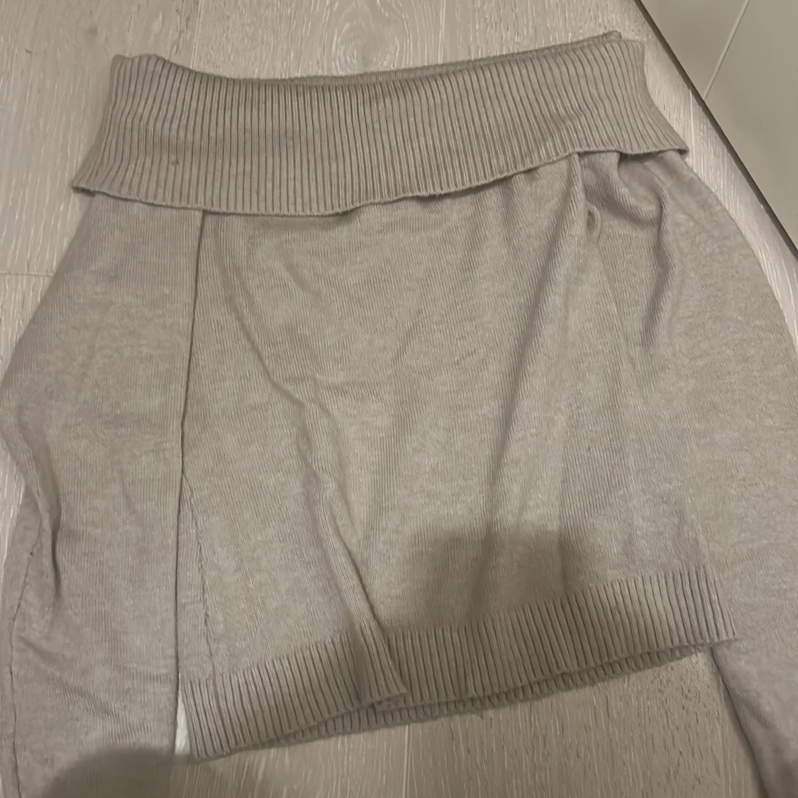 Ljusgrå stickad kjol från Gina Tricot