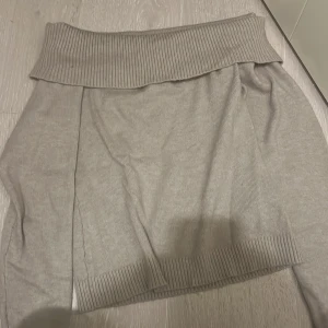 Ljusgrå stickad kjol från Gina Tricot - Supersnygg beige  stickad tröja från Gina tricot använd en gång 