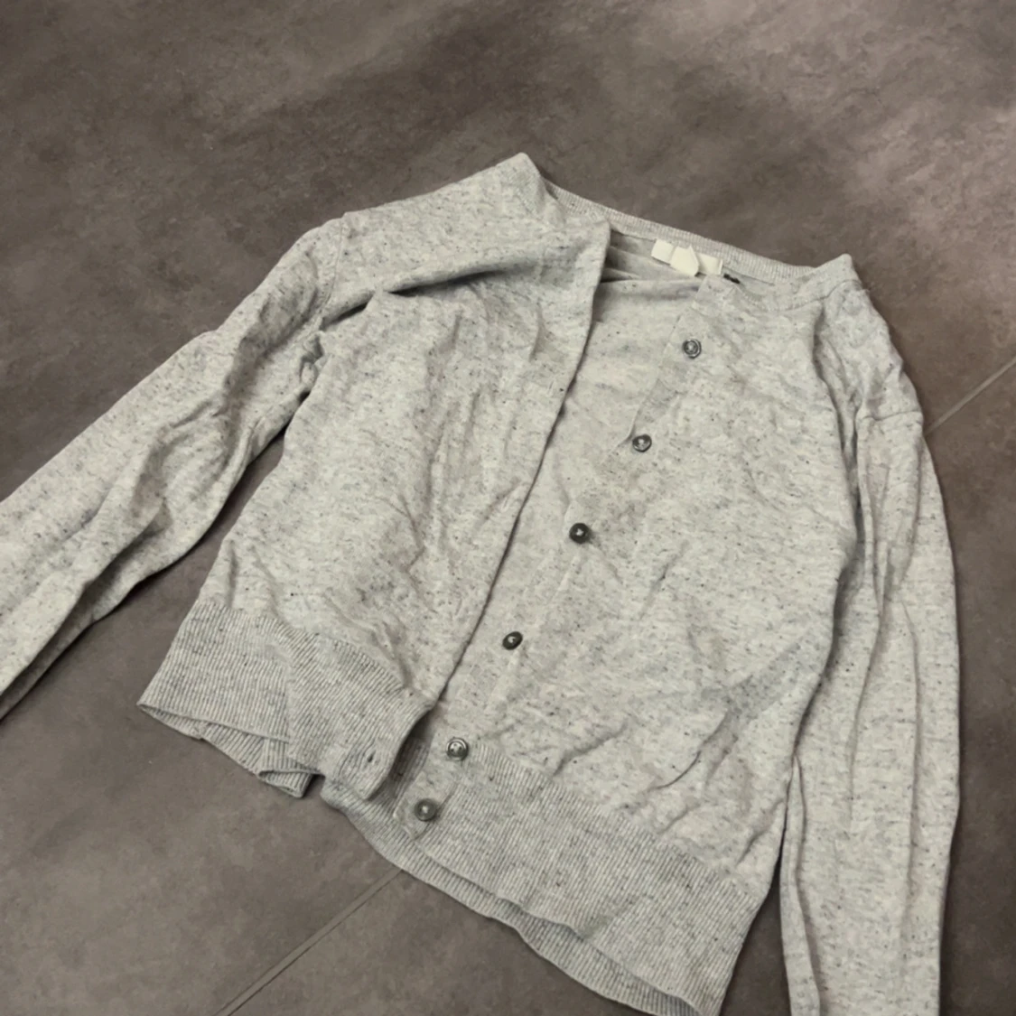 Ljusgrå kofta med knappar - 1