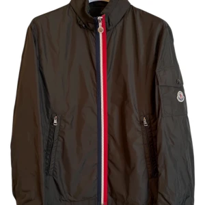 Moncler  - Moncler windbreaker Keralle. Färg: Khaki green. Storlek 4 / L. Skick 9/10 som ny med kvitto tags osv. Pris 2890kr finns att köpa på våran hemsida, Fashionels.com