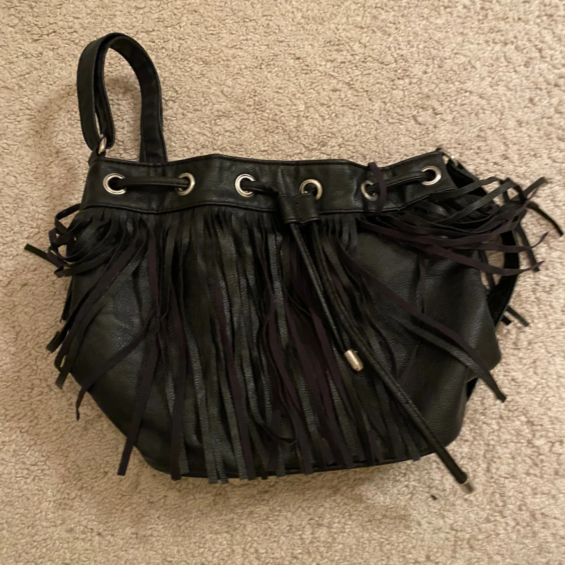 Svart axelväska med fransar - 1