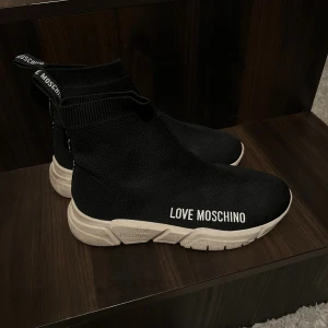 Moschino skor  - Snygga moschino skor som är i väldigt bra skick!🌸