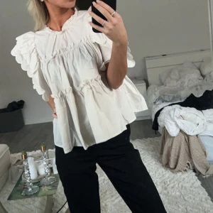 Vit volangblus - Älskar denna! Men kommer verkligen aldrig till användning 😢 nyskick!