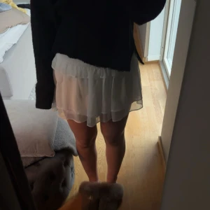 Vit volangkjol  - Supersöt vit kortkjol med dubbla volanger från Lindex. Det är storlek 146-152 men sitter som en XS