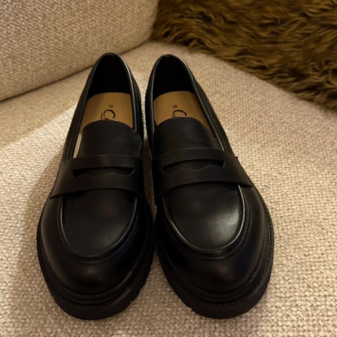 Chunky svarta loafers i skinn - 1