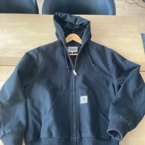 Svart Carhartt jacka - Svart carhartt jacka i storlek M⚫️🔱.                      Passar perfekt till höst och vintern🍁⛄️☃️.           Tåligt kanvas material👊💫.                                      Snygg vintage look men mycket fräsch🧨👍.       Skriv vid fundering 🤔.                                               Pris kan diskuteras 💰