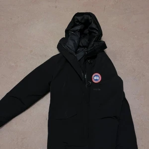 Canada goose jacka - Canada goose jacka säljes, jackan är i perfekt skick, har inga repor, har inga hål, har inga fläckar. Jackan har ett jättebra tyg så man känner kvaliteten på den, säljer den pga att den är lite för liten på mig, köpte den för 3000 säljer den för 2500 knappt använd vid snabb affär har jag möjlighet att gå ner till 2000kr, i perfekt form, perfekt nu till vintern och hösten när den kalla säsongen kommer! 
