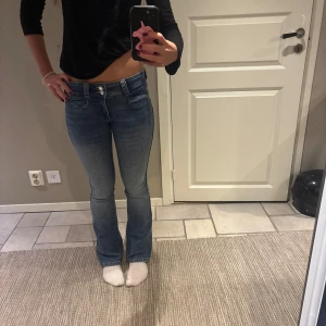 Blå bootcut jeans med låg midja - Snygga low waist jeans som inte används 
